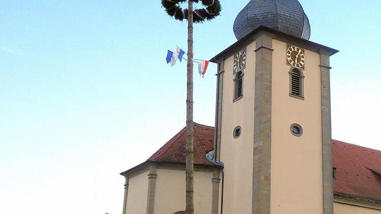 Den Kirchweihbaum stellten die Kerwasbuam mit Muskelkraft auf.