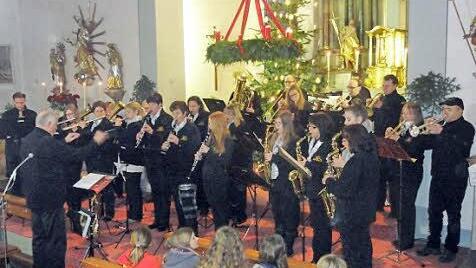 Die Poppenrother Musikanten bei ihrem Weihnachtskonzert  Foto: Wimmel