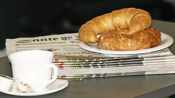 Frühstück und Zeitung: Das gehört zusammen, wie beim Redaktionsfrühstück der Saale-Zeitung am Samstag, 17. Januar, in den Redaktionsräumen in Bad Kissingen. Foto: Paul Ziegler