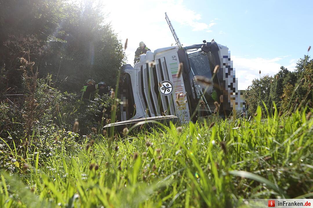 Unfall auf A73 bei Buttenheim: Lkw umgekippt