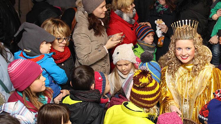 An die zahlreichen Kinder auf dem Marktplatz verteilte das Christkind Geschenke.