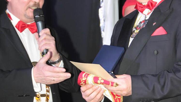 Georg Stöckel (rechts) wird geehrt. Foto: Jürgen Gärtner