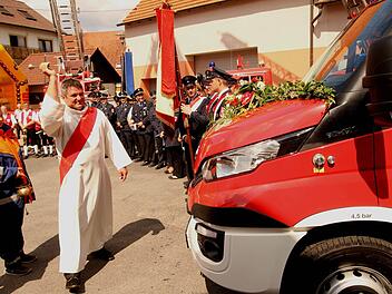 Diakon Joachim Stapf segnete in Weisbrunn das neue Einsatzfahrzeug der Feuerwehr in dem Eltmanner Stadtteil. Fotos: Günther geiling