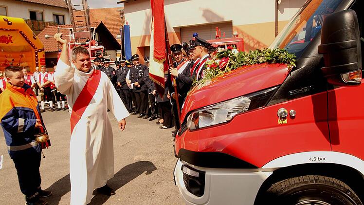 Diakon Joachim Stapf segnete in Weisbrunn das neue Einsatzfahrzeug der Feuerwehr in dem Eltmanner Stadtteil. Fotos: Günther geiling