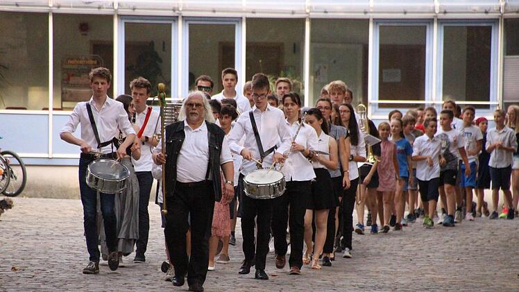 Angeführt vom CasiMusiCorps ziehen die Schüler auf den Kirchplatz. Foto: Simone Bastian