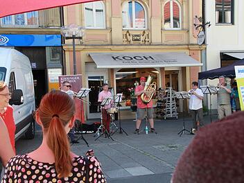 Sechs Musiker der "Ural Philharmonic Orchestra" beschallten den Marktplatz in Bad Kissingen zur Mittagszeit. Foto: Johannes Schlereth