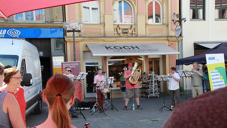 Sechs Musiker der "Ural Philharmonic Orchestra" beschallten den Marktplatz in Bad Kissingen zur Mittagszeit. Foto: Johannes Schlereth