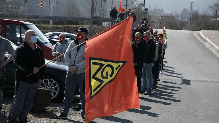 Bis hoch zur Einfahrt von GKN zog sich die Kette der Streikenden. Foto: Steffen Standke