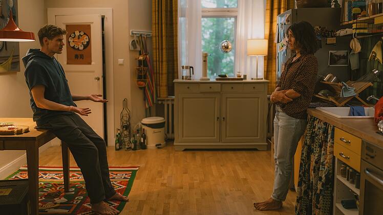 Knut (Helgi Schmid) hat versehentlich einen Brief ge&ouml;ffnet, der an Karo (Lucie Heinze) adressiert war. Daraus ergibt sich ein Konflikt, der die Party zu Knuts 40. Geburtstag stark mitbestimmt.