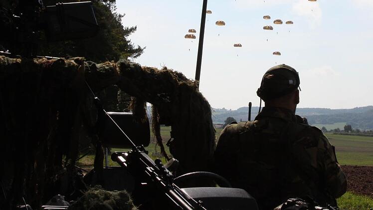 Einweiser  sorgten dafür, dass die Fallschirmspringer punktgenau abgesetzt wurden.   Bei der letzten Welle passierte dann das Unglück.   Foto: Edgar Bartl