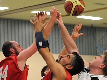 Vier Hände greifen mehr als zwei: Marcel Rink (links) und Ivan Kakus von der SG Oerlenbach/Ebenhausen bei der Balleroberung gegen Jan Bünting vom SC Heuchelhof.  Foto: ssp