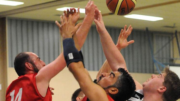 Vier Hände greifen mehr als zwei: Marcel Rink (links) und Ivan Kakus von der SG Oerlenbach/Ebenhausen bei der Balleroberung gegen Jan Bünting vom SC Heuchelhof.  Foto: ssp