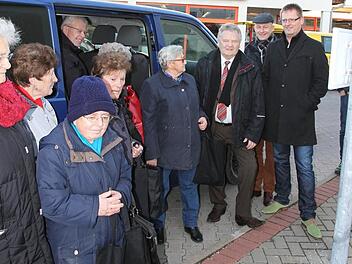 Bei der ersten Fahrt des Einkaufsbusses erwarteten die Bürgermeister Heribert Weber undClaus Schwarmann die Fahrgäste am Neuseser Gewerbegebiet. Foto: Mathias Erlwein