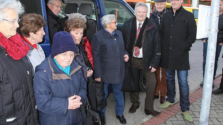 Bei der ersten Fahrt des Einkaufsbusses erwarteten die Bürgermeister Heribert Weber undClaus Schwarmann die Fahrgäste am Neuseser Gewerbegebiet. Foto: Mathias Erlwein