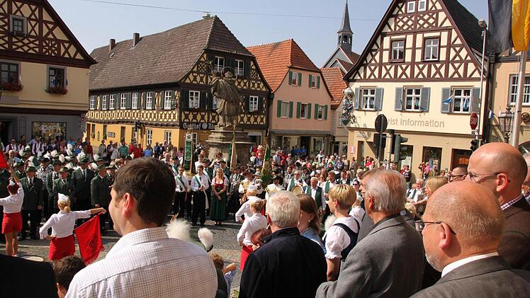 Die Honoratioren werden am Rathaus abgeholt