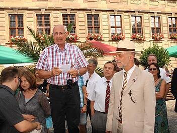 Ein Hoch auf die Partnerschaft: Michel Guibout (Chef de Mission Vernon) dankte Oberbürgermeister Kay Blankenburg (mit Hut) für die Unterstützung und Aufnahme zum Rakoczy-Fest in der Stadt. Foto: Paul Ziegler