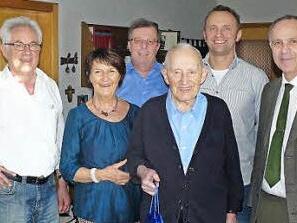 Unser Bild zeigt (von rechts) Bürgermeister Franz Uome, Andreas Greim, Jubilar Willi Löffler, Klaus Müller, Tochter Carola Zwack und Schwiegersohn Franz Zwack. Foto: Klaus-Peter Wulf
