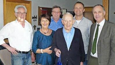 Unser Bild zeigt (von rechts) Bürgermeister Franz Uome, Andreas Greim, Jubilar Willi Löffler, Klaus Müller, Tochter Carola Zwack und Schwiegersohn Franz Zwack. Foto: Klaus-Peter Wulf