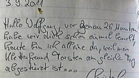 In das Kondolenzbuch tragen sich noch immer Kletterer ein (l.).