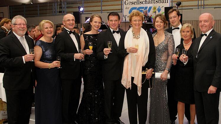 Blick in die Reihen der Ehrengäste mit (von links) Kreisgeschäftsführer Gerhard Zösch, Larissa und Wilhelm Schneider, Katrin Ittensohn und Steffen Vogel, Schirmherrin Monika Hohlmeier, Anja Weisgerber mit Carsten Geibel sowie Ruth und Thomas Habermann. Fotos: Günther Geiling