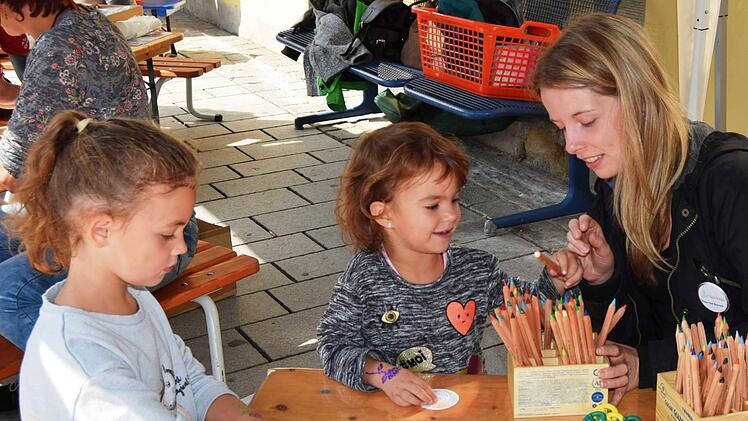 Vertieft in das Bemalen von Kreiseln waren Anne und Evelyn (rechts). Foto: Andreas Welz