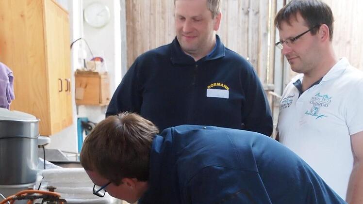 Mit allen Sinnen: F&uuml;r Timo Rosenbauer gilt es, die Futtermittel in den Gl&auml;sern zu bestimmten, Ludwig Weis (von links) und Christian Bauer schauen genau hin. Ob der Pr&uuml;fling den Inhalt auf den ersten Blick erkennt, oder riechen oder selbst probieren m&ouml;chte - erlaubt ist, was zum Ergebnis f&uuml;hrt. Foto: Katrin Huber