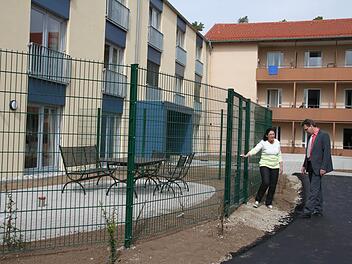 Die Errichtung des Erweiterungsbaus am Haus Windsburg für rund 2,6 Millionen Euro hat Jürgen Oswald maßgeblich mit vorangetrieben. Das Bild zeigt ihn zusammen mit Martina Zerbe kurz vor der Einweihung im Jahr 2014.  Archiv/Thomas Malz