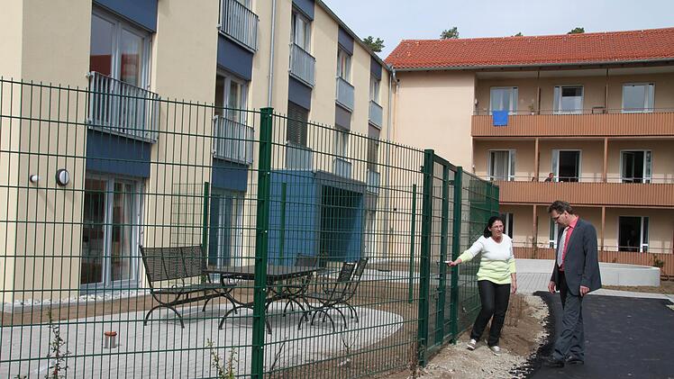 Die Errichtung des Erweiterungsbaus am Haus Windsburg für rund 2,6 Millionen Euro hat Jürgen Oswald maßgeblich mit vorangetrieben. Das Bild zeigt ihn zusammen mit Martina Zerbe kurz vor der Einweihung im Jahr 2014.  Archiv/Thomas Malz