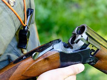 Ein Mann ist während einer Autofahrt in der Oberpfalz  tödlich verletzt worden. Der Getötete ist von einem Geschoss aus einem Jagdgewehr getroffen worden.   Symbolfoto: Frank Molter/dpa