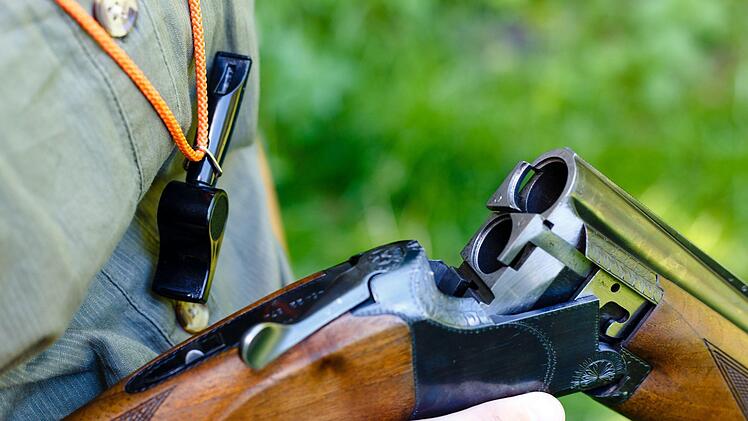 Ein Mann ist während einer Autofahrt in der Oberpfalz  tödlich verletzt worden. Der Getötete ist von einem Geschoss aus einem Jagdgewehr getroffen worden.   Symbolfoto: Frank Molter/dpa