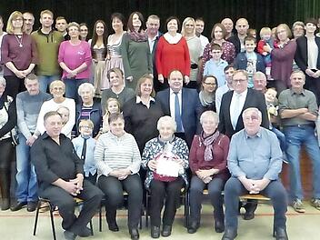 Jubilarin Frieda Kemnitzer (sitzend, Bildmitte) im großen Kreise ihrer Gratulanten Foto: Klaus-Peter Wulf