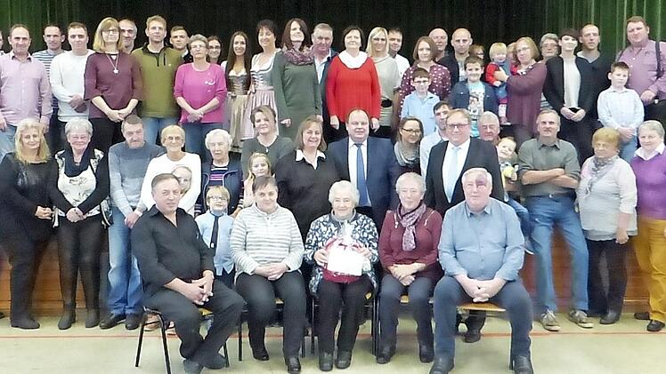 Jubilarin Frieda Kemnitzer (sitzend, Bildmitte) im großen Kreise ihrer Gratulanten Foto: Klaus-Peter Wulf