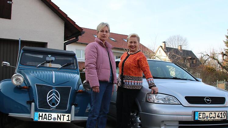 Christine Scholz und ihre Mutter Regina de Jorge mit ihrem neuen und alten Kennzeichen.  Foto: Ralf Ruppert