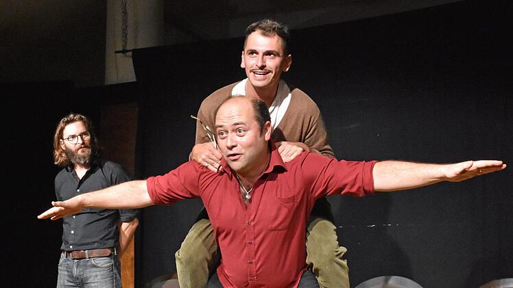 Dass es eine Freude ist, im Gewölbekeller der Stadthalle Haßfurt für Kinder zu spielen, berichteten die freien Schauspieler Felix Pielmeier (links), Patrick L. Schmitz (vorne) und Martin Habermeyer beim Jubiläumsabend der Theaterwerkstatt Haßfurt.