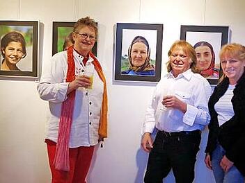 Kreiskulturreferentin Gisela Lang (links) freute sich über die sehr sehenswerte Ausstellung von Claus Züchner und Christa Apel. Foto: Schülein