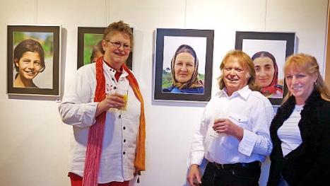 Kreiskulturreferentin Gisela Lang (links) freute sich über die sehr sehenswerte Ausstellung von Claus Züchner und Christa Apel. Foto: Schülein