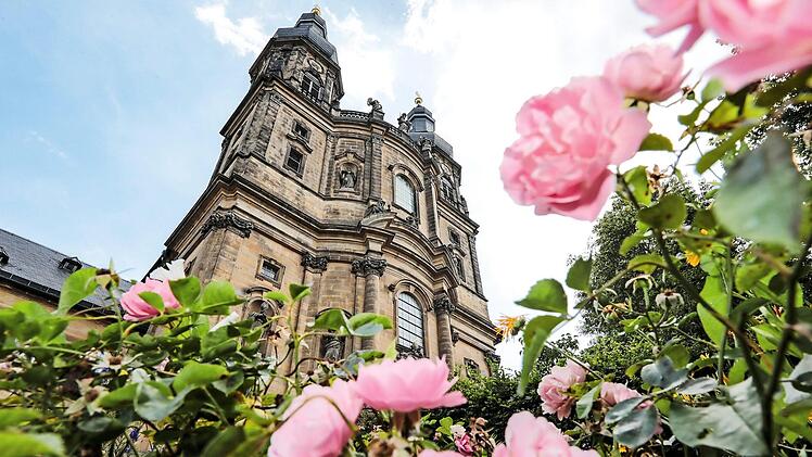 Die markante Silhouette der Stiftskirche Banz ist im Maintal weithin zu sehen. Im Inneren führt eine steinerne Wendeltreppe zur Spitze des Ostturmes (rechts).  Fotos: Matthias Hoch
