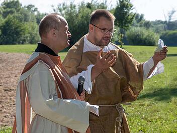 Durch besondere Aktionen gelingt es Thomas Gruber (rechts), hier zusammen mit Pfarrer Matthias Hain, die christliche Botschaft lebendig zu vermitteln. Im Ruderboot kamen beide hier verkleidet als Petrus und Johannes zu den Gläubigen am Rudufersee.  Foto: Klaus Gagel