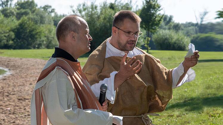 Durch besondere Aktionen gelingt es Thomas Gruber (rechts), hier zusammen mit Pfarrer Matthias Hain, die christliche Botschaft lebendig zu vermitteln. Im Ruderboot kamen beide hier verkleidet als Petrus und Johannes zu den Gläubigen am Rudufersee.  Foto: Klaus Gagel