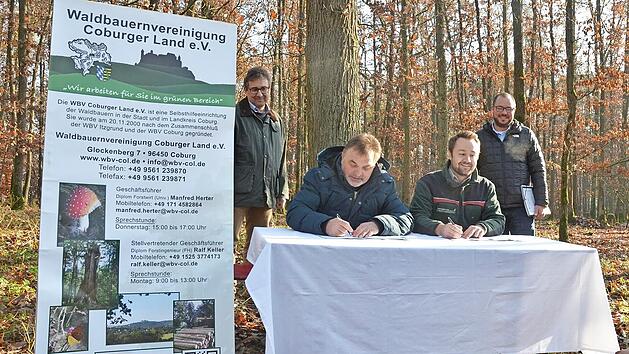 Unterschrift für den Wald der Zukunft (von links): Rolf Rosenbauer, Wolfgang Schultheiß, Moritz Bergen und Sebastian Straubel
