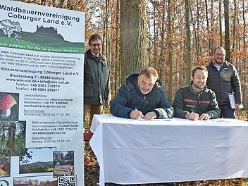 Unterschrift für den Wald der Zukunft (von links): Rolf Rosenbauer, Wolfgang Schultheiß, Moritz Bergen und Sebastian Straubel