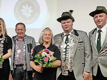Die Schützenkönige von Edelweiß Huppendorf (von rechts): Zweiter Vorsitzender Robert Grasser, Vorsitzender Tobias Söllner, Maria Schobert, Willibald Grasser und Hannah Schwarzmann.