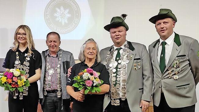 Die Schützenkönige von Edelweiß Huppendorf (von rechts): Zweiter Vorsitzender Robert Grasser, Vorsitzender Tobias Söllner, Maria Schobert, Willibald Grasser und Hannah Schwarzmann.