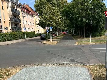 "Ungewohnter Bodenbelag" in Bamberg: Stadt testet neues Verfahren "Ungewohnter Bodenbelag" in Bamberg: Stadt testet neues Verfahren