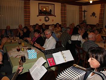 Franz Rödelmaier und Maria Wolfschmidt gaben den Takt bzw. die Lieder vor. Fotos: Ralf Kestel