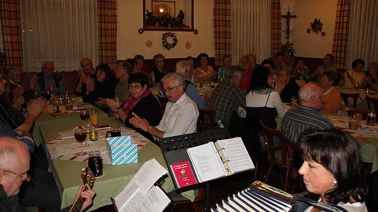 Franz Rödelmaier und Maria Wolfschmidt gaben den Takt bzw. die Lieder vor. Fotos: Ralf Kestel