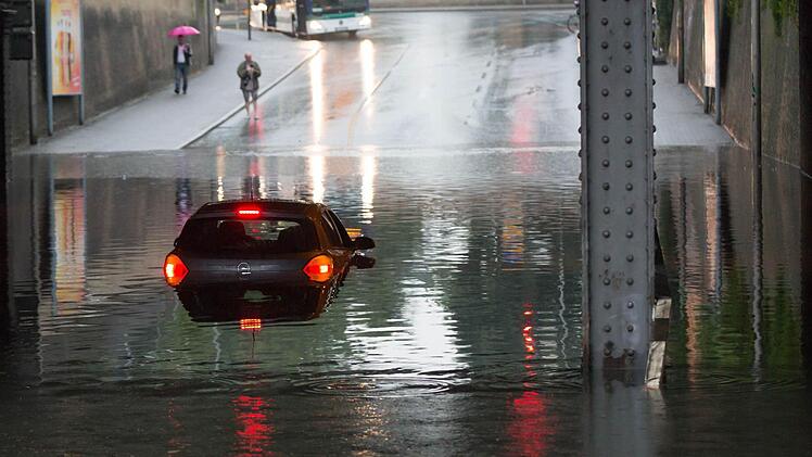 Ein Mainzer Autolenker fuhr in die überflutete Unterführung in der Güterhallenstraße in Erlangen und blieb in dieser im Wasser stehen. Das Auto wurde von einem Bergungsunternehmen herausgezogen. Foto: News5/Weier