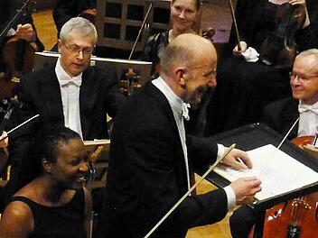 Begrüßungsapplaus: Tai Murray und Gerd Schaller. Fotos: Thomas Ahnert