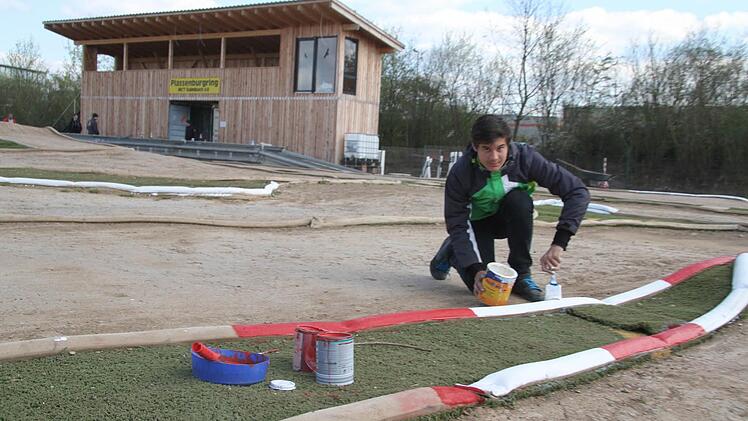Eigentlich ist Toni Herzog (15) ein passionierter Fahrer, doch er schwingt auch gerne mal den Pinsel, wenn es um "seine" Rennstrecke in Kulmbach geht und freut sich auf das Einweihungsrennen über die Maifeiertage. Foto: Sonja Adam