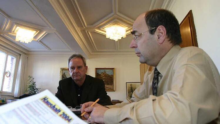 Ernste Mienen: Kämmerer Gerhard Haagen (l.) an der Seite von OB Franz Stumpf beim Haushalt 2004.  Foto: Archiv Barbara Herbst
